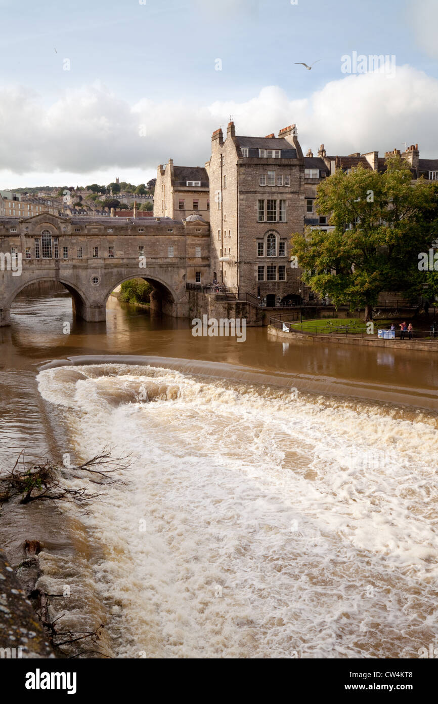 Pulteney Bridge et Pulteney Weir après de fortes pluies, la rivière Avon à Bath, Somerset, Royaume-Uni Banque D'Images