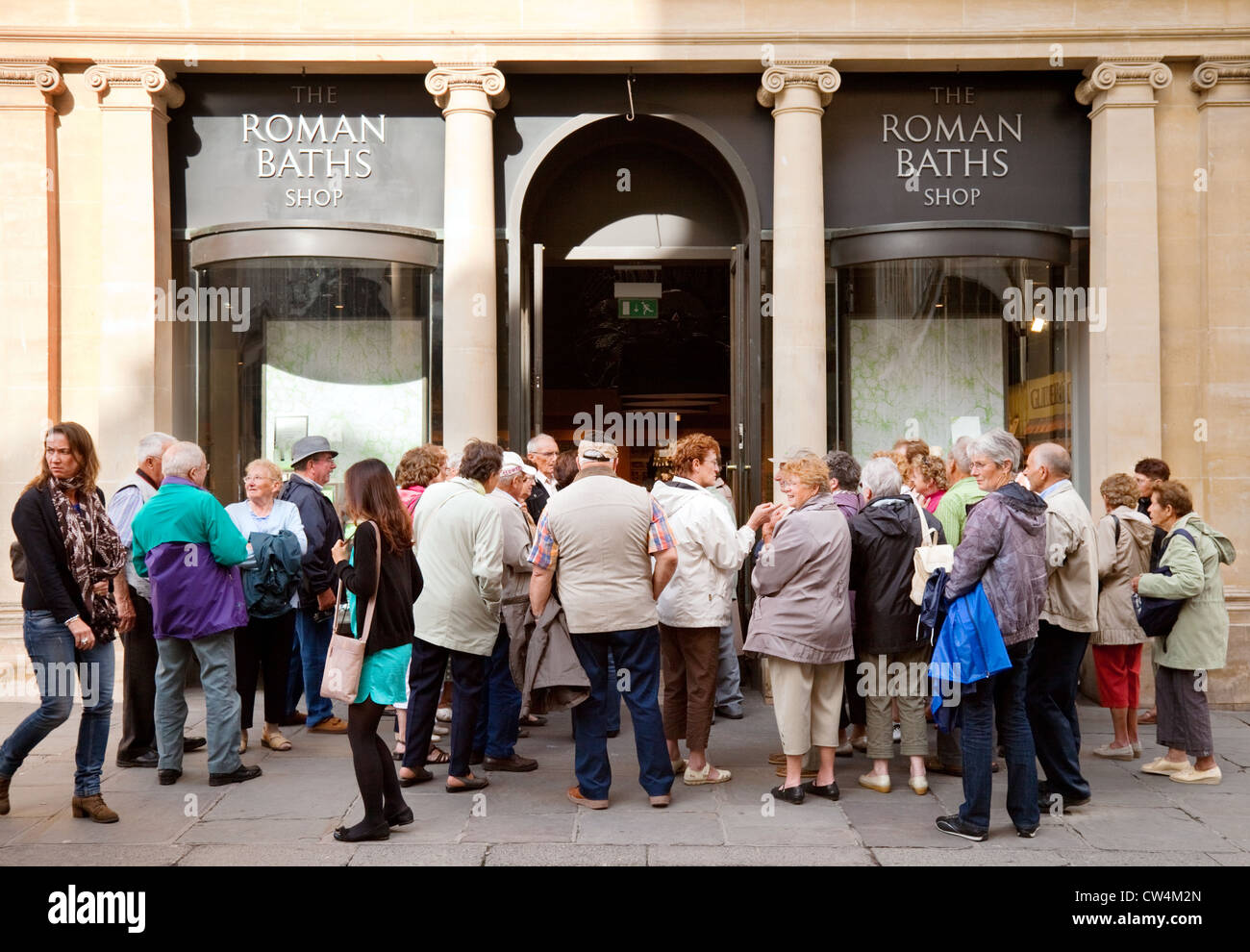 Une foule de gens à l'extérieur de la boutique des bains romains, baignoire Somerset UK Banque D'Images