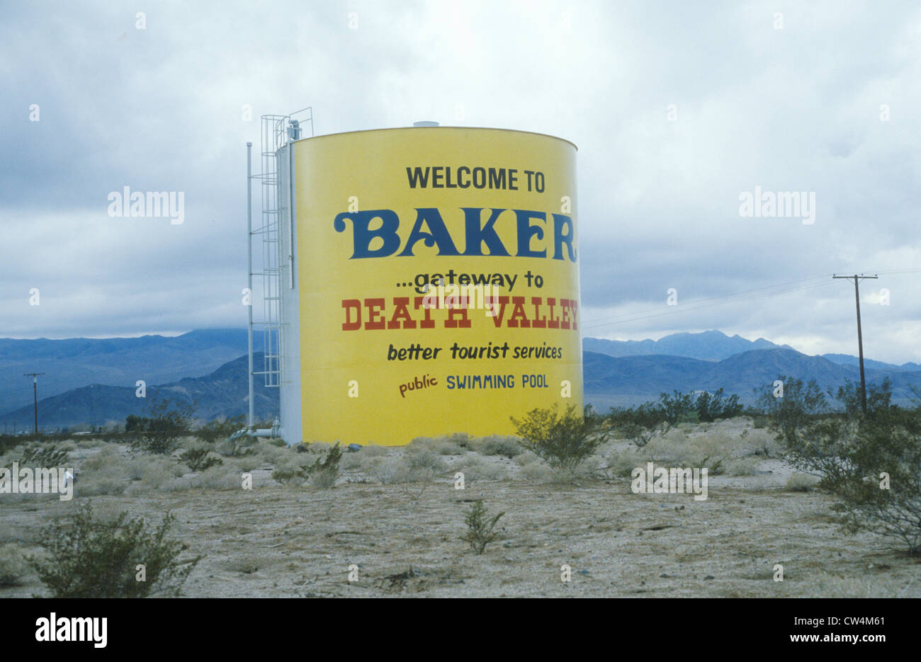 Un panneau Bienvenue à Baker ?porte de la vallée de la mort ? Banque D'Images