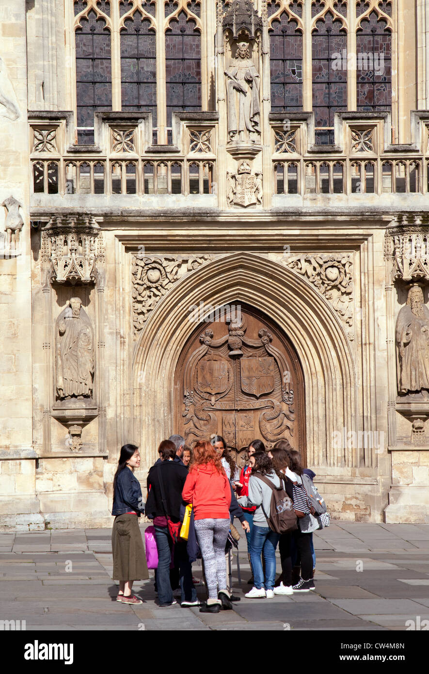 Un groupe d'étudiants en voyage d'affaires à l'extérieur de l'abbaye de Bath, Somerset Bath portes UK Banque D'Images