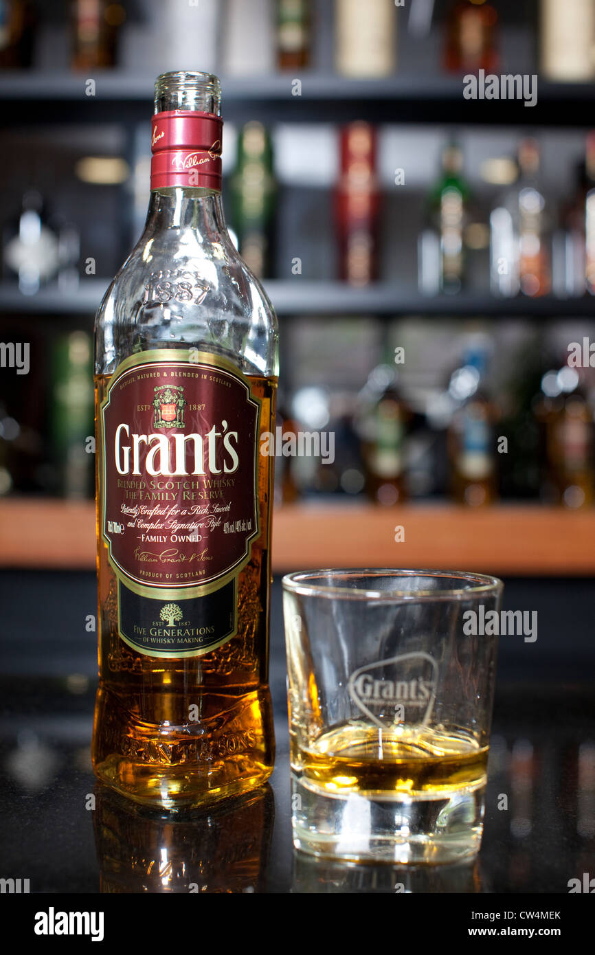 William Grant & Sons, Blended Scotch Whisky, bouteille de whisky Grant's Scotch et tumbler assis sur bar Banque D'Images