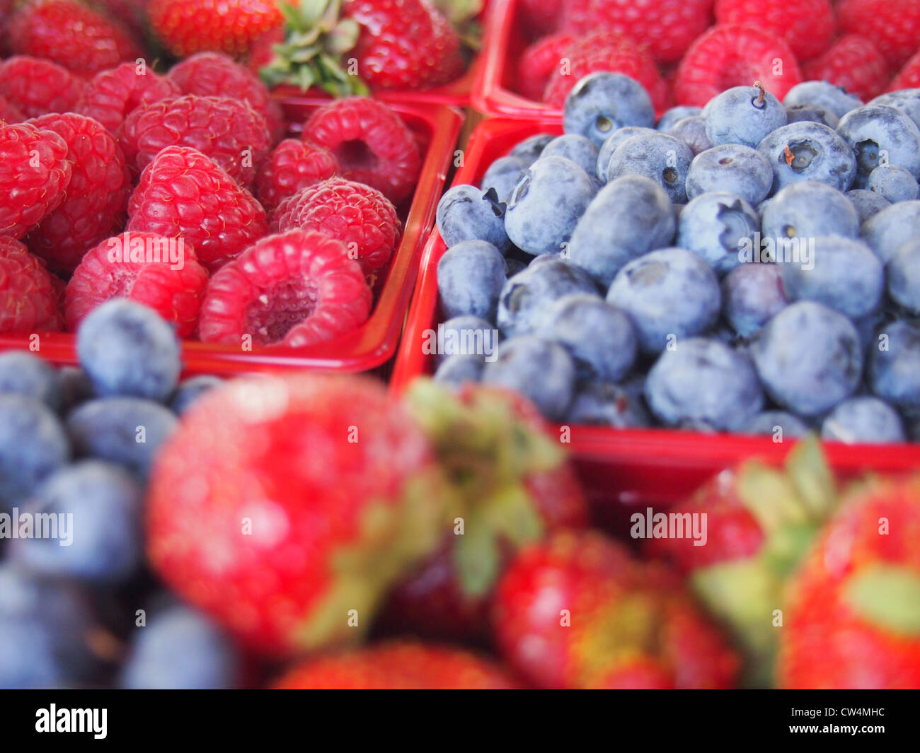 Close up framboises, fraises et bleuets Banque D'Images