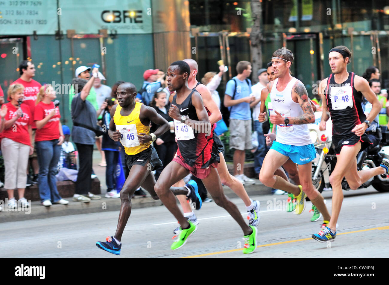 Les coureurs de marathon 2011 Marathon de Chicago. elite coureur de marathon, Martin Fagan, de l'Irlande, deuxième à partir de la droite. Banque D'Images