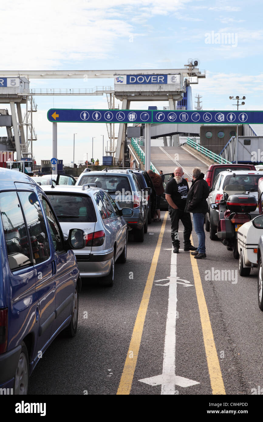 Les gens et les voitures en attendant l'embarquement ferry transmanche, Dover, Kent, England, UK Banque D'Images
