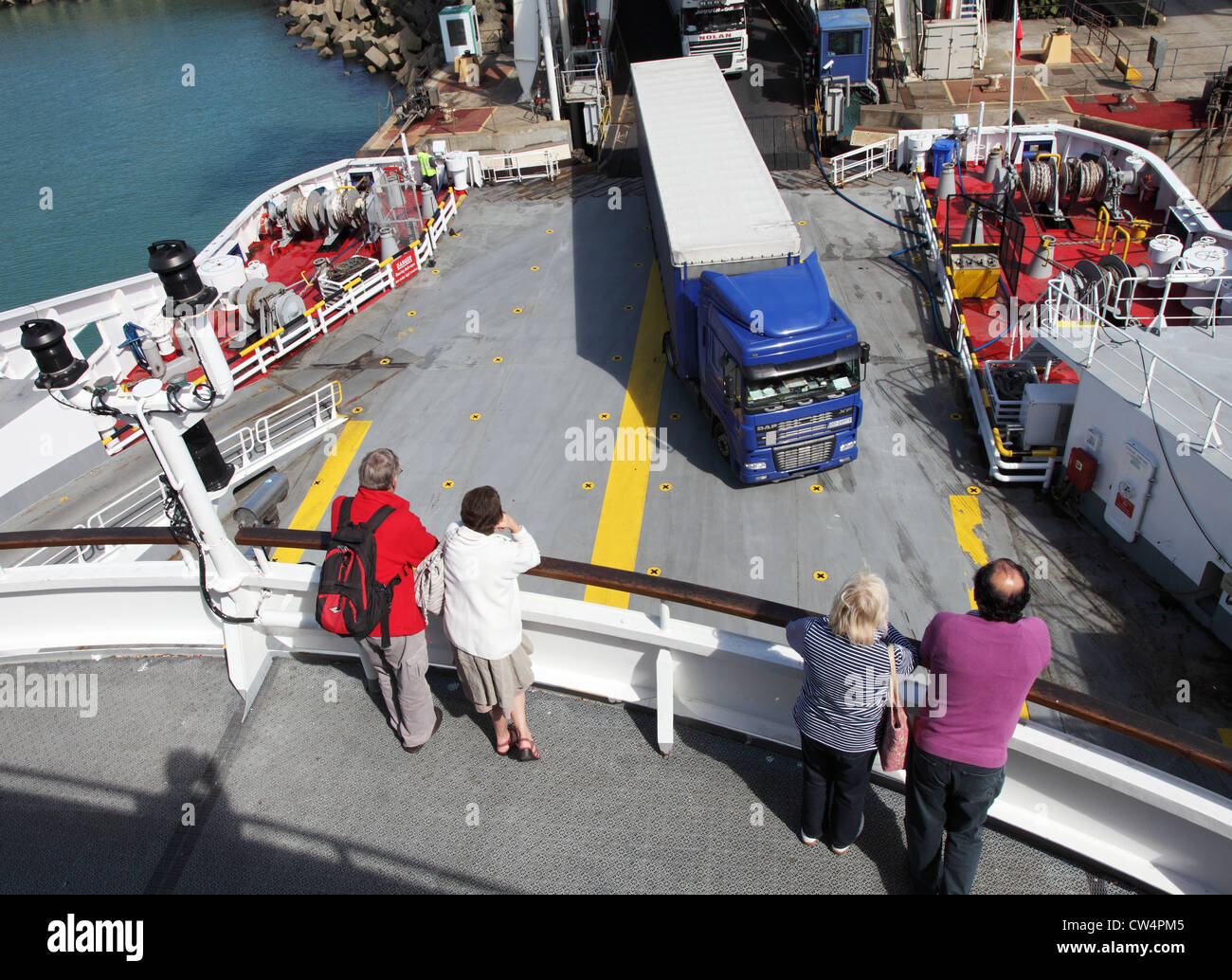 L'embarquement de camions cross channel ferry avec les gens qui regardent d'en haut. Dover, Kent, England, UK Banque D'Images