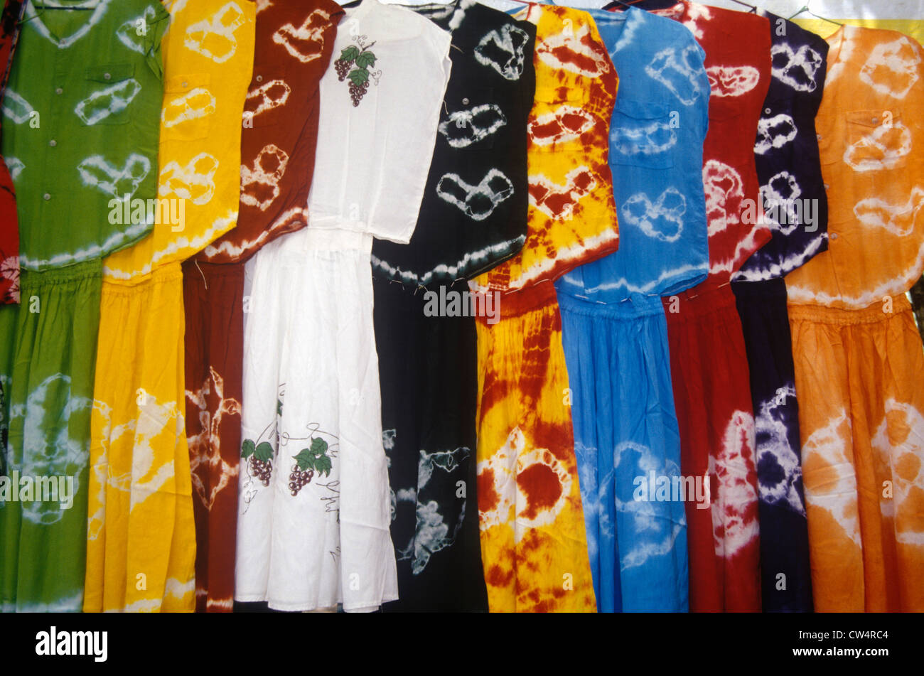 Des robes pour la vente par l'EAC peuple minoritaire dans Dali, Yunnan Province, République populaire de Chine Banque D'Images