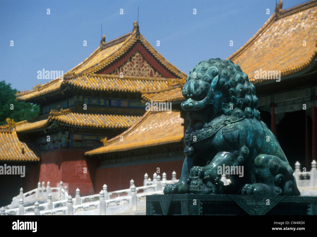 La Cité interdite - lion de bronze devant Tai He men Gate (porte de l'Harmonie Suprême) à Pékin dans la province de Hebei République Populaire Banque D'Images