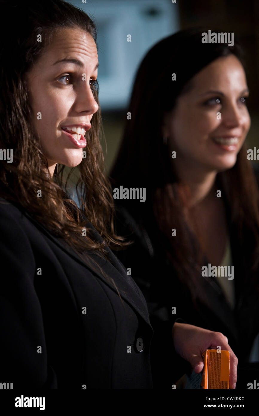 Close-up of mother and daughter smiling together Banque D'Images