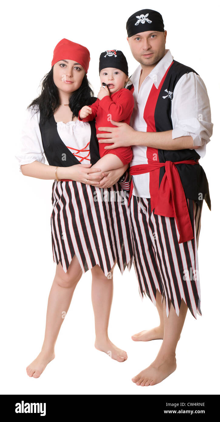 Un Homme Et Une Femme Tenant Un Bebe Habille En Costume De Pirate Photo Stock Alamy