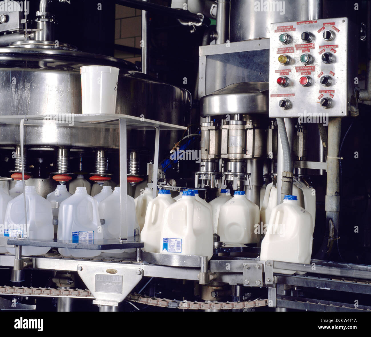 La mise en bouteilles, contenants de 1 gallon de lait Photo Stock - Alamy