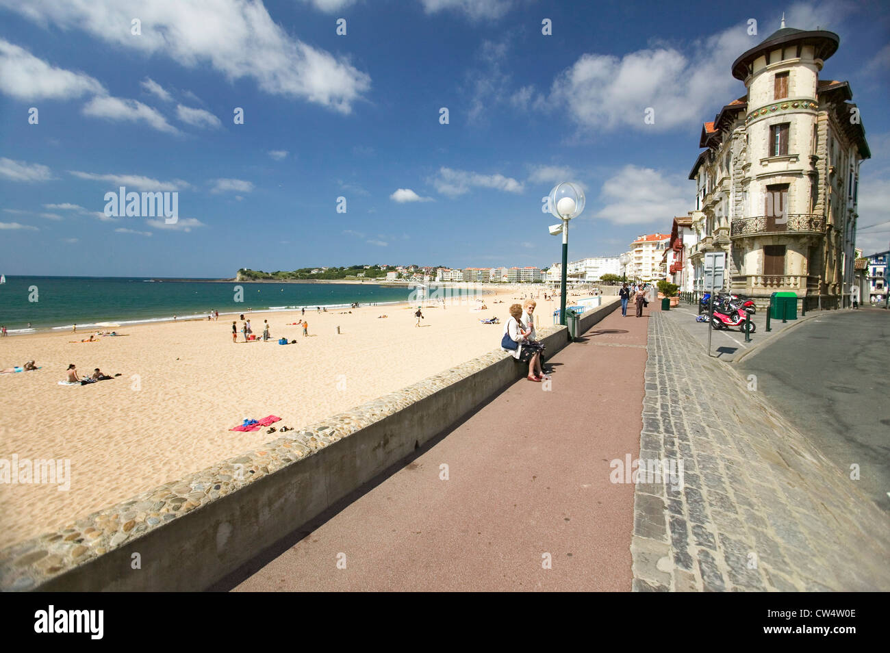 Une promenade sur la plage Saint Jean de Luz sur la Cote Basque Sud Ouest France typique village de pêcheurs dans la région près de French-Basque Banque D'Images