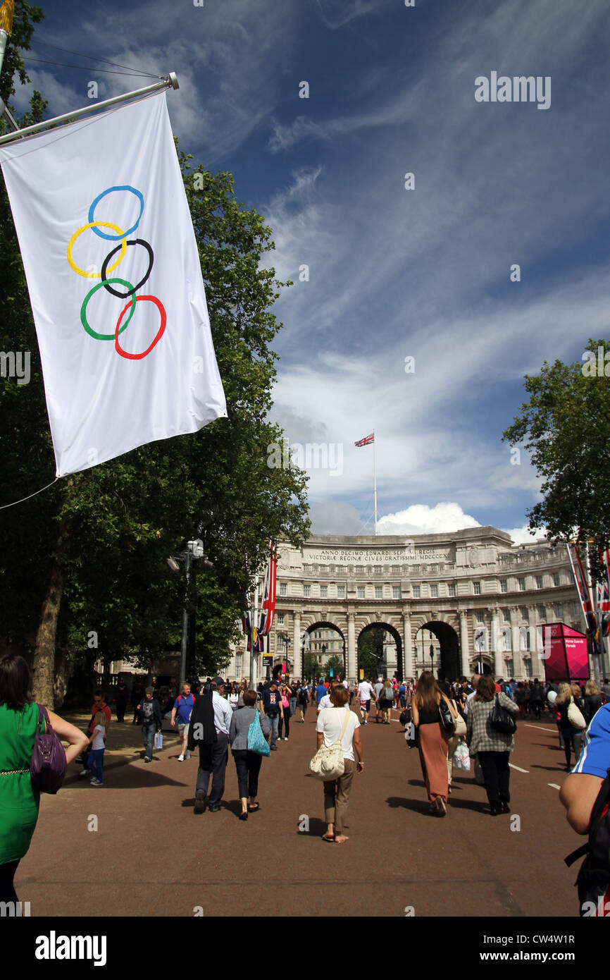 Le drapeau olympique en tant que partie de l'Jeux olympiques de 2012 à Londres avec l'Admiralty Arch en arrière-plan. Banque D'Images