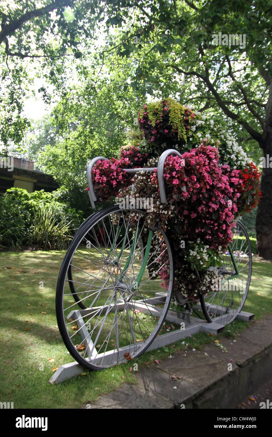 Affichage fleurs de la forme d'un vélo à la Victoria Embankment Gardens Banque D'Images