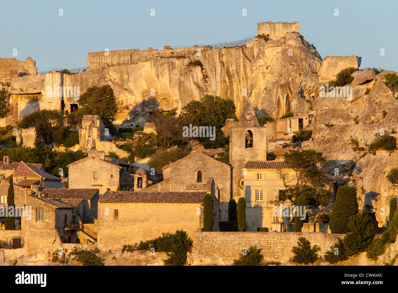 Coucher de soleil sur la ville médiévale des Baux-de-Provence, France Banque D'Images
