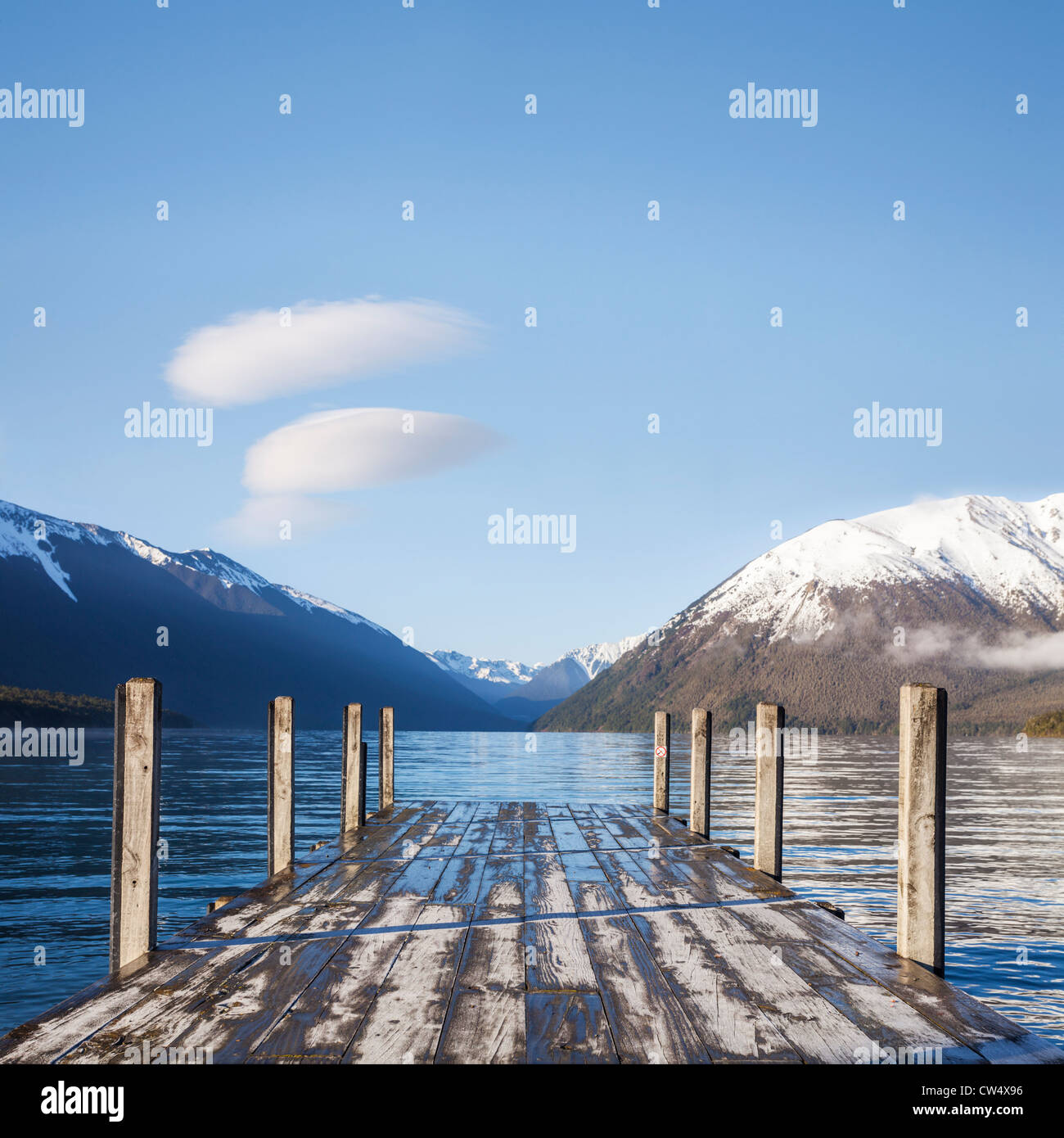La célèbre vue sur la jetée au Lac Rotoiti, Nelson Lakes National Park, New Zealand, sur un frais, clair matin au début du printemps. Banque D'Images