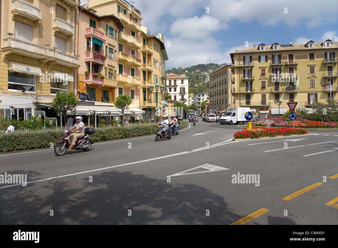 Bâtiments colorés et de trafic à Santa Margarita, la Riviera italienne, sur la mer Méditerranée, l'Italie, l'Europe Banque D'Images