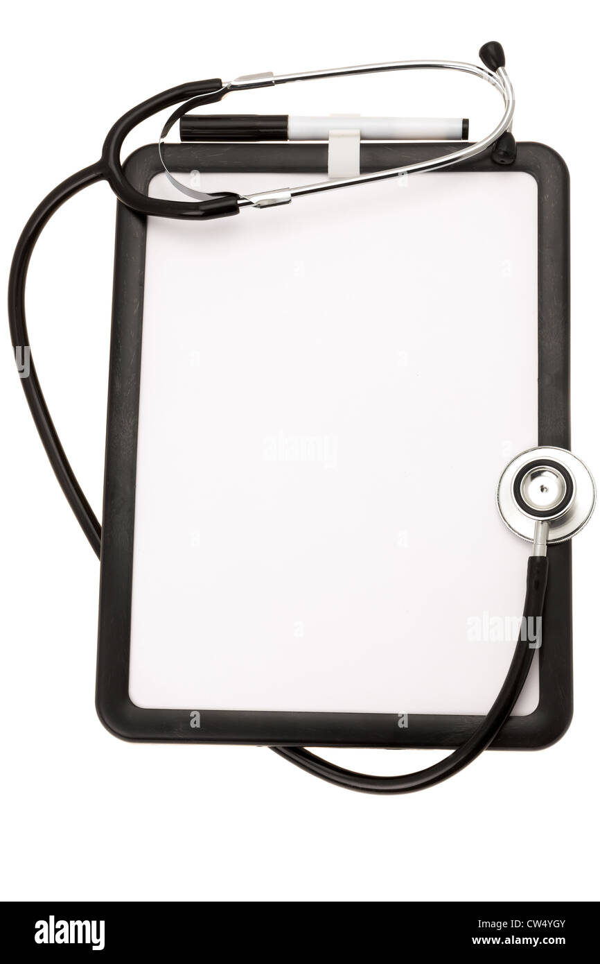 Copie espace disponible sur le Conseil remarque vierge avec un stéthoscope - studio photo avec un fond blanc Banque D'Images
