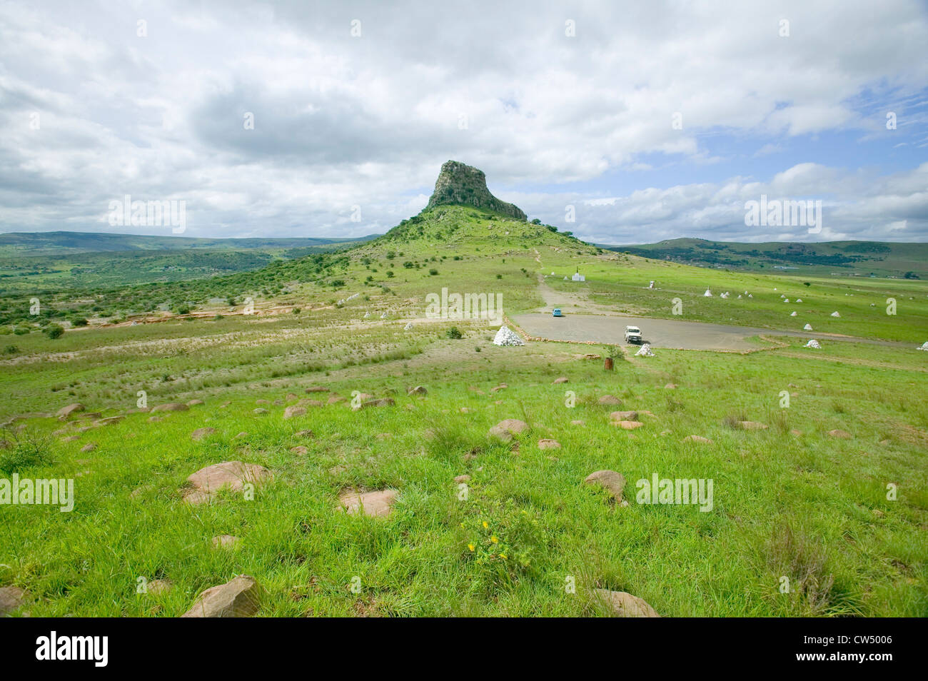 Sandlwana hill ou Sphinx, avec en premier plan des sépultures de soldats Anglo de scène de bataille Zoulou 22 janvier 1879 grande bataille. Banque D'Images