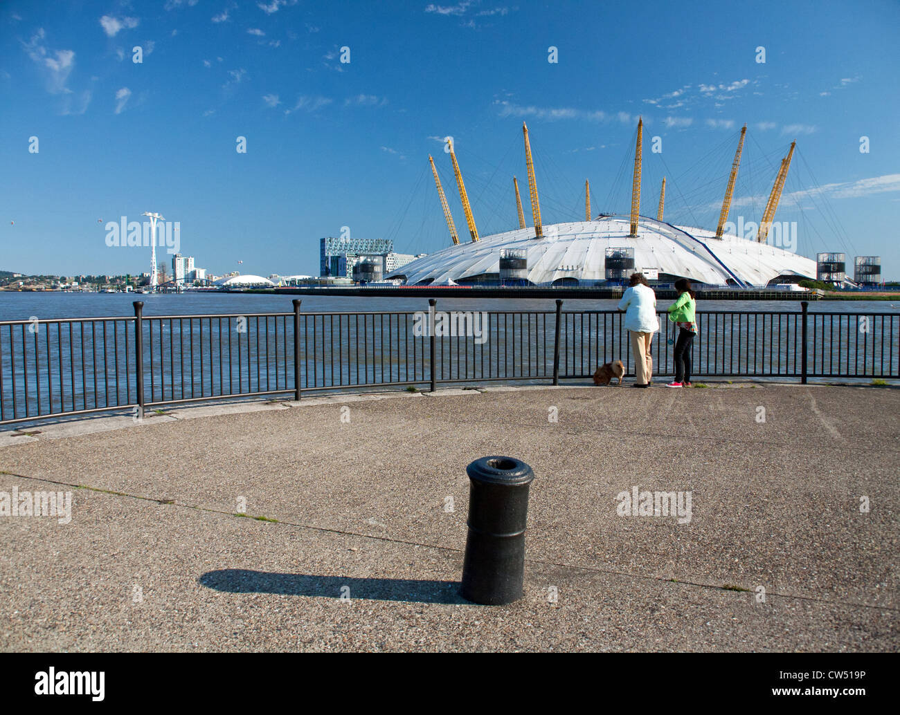 Couple admiring la 02 Arena (Jeux Olympiques de 2012 pour la gymnastique et le basket-ball) montrant London's premier téléphérique sur la gauche du système Banque D'Images