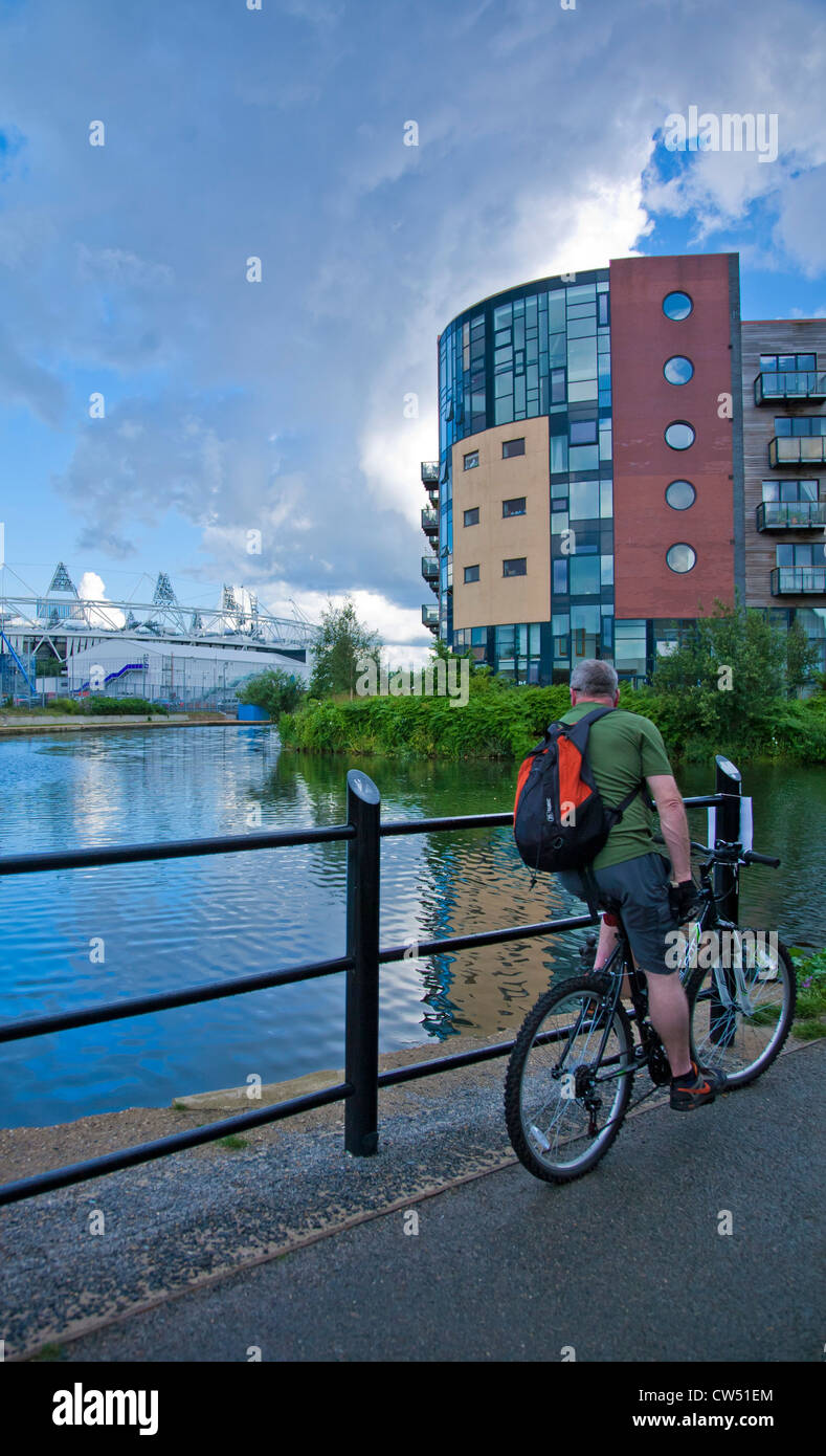 Cyclistes masculins le long de la rivière Lea 2012 Navigation montrant le stade olympique de Stratford, de l'autre côté du canal, Hackney Wick. Banque D'Images