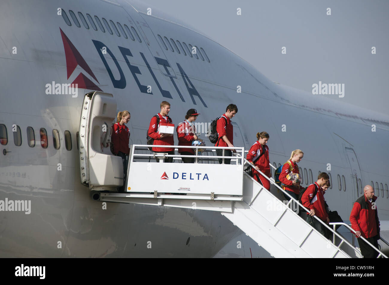 Université du Wisconsin Marching Band arrivant à LAX sur les Boeing 747 Delta pour 2012 Rose Parade Banque D'Images