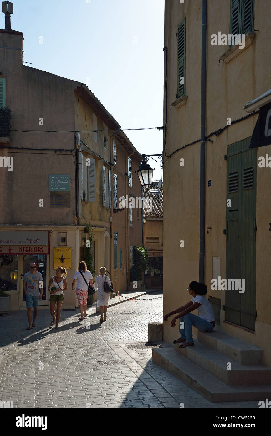 Rue pavée de la vieille ville, Saint-Tropez, Côte d'Azur, Var, Provence-Alpes-Côte d'Azur, France Banque D'Images