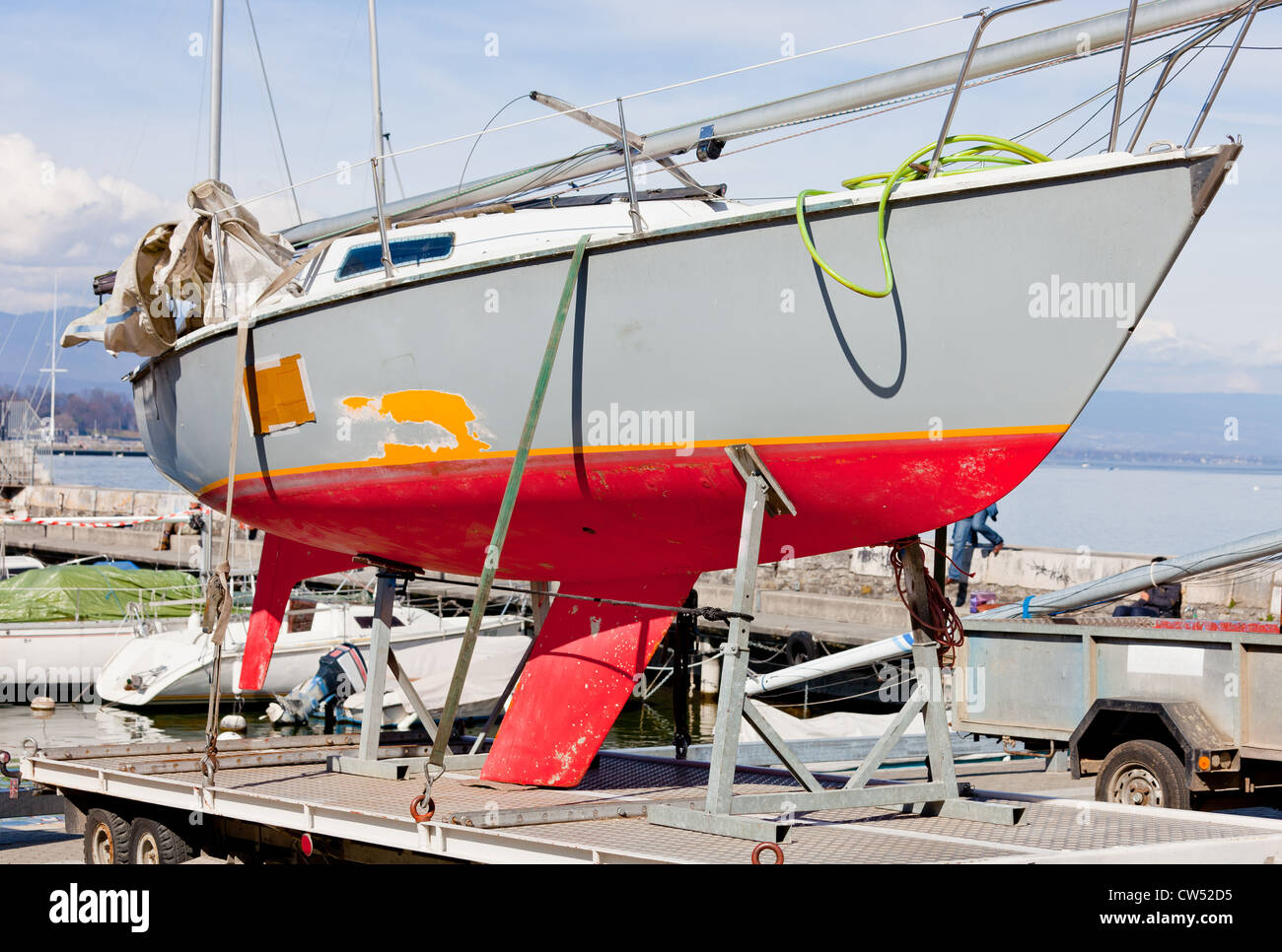 Location d'être livré sur une remorque à un chantier de réparation de bateaux. Ces bateaux ont l'ensemble de la surface du bateau repeint Banque D'Images