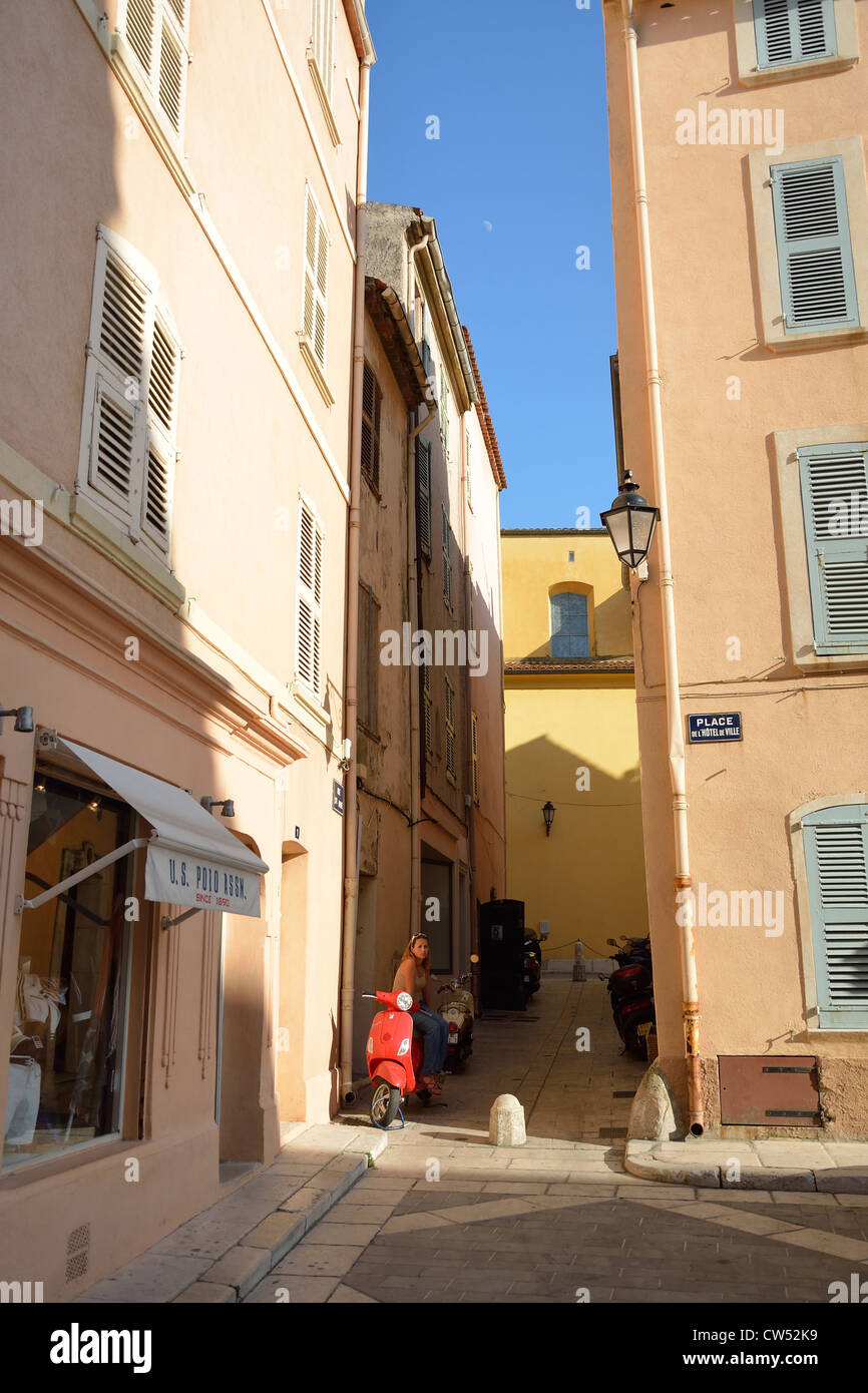 Place de l'Hôtel de Ville dans la vieille ville, Saint-Tropez, Côte d'Azur, Var, Provence-Alpes-Côte d'Azur, France Banque D'Images