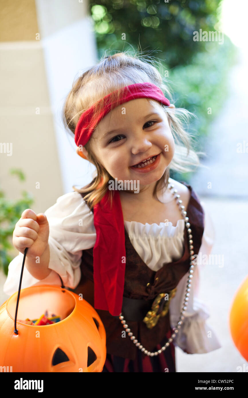 Girl playing Trick Or Treat Banque D'Images