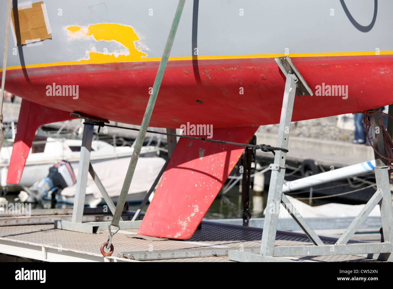 Gros plan sur la coque d'un bateau à un chantier de réparation de bateaux en cale sèche. Ces bateaux ont l'ensemble de la surface du bateau repeint Banque D'Images