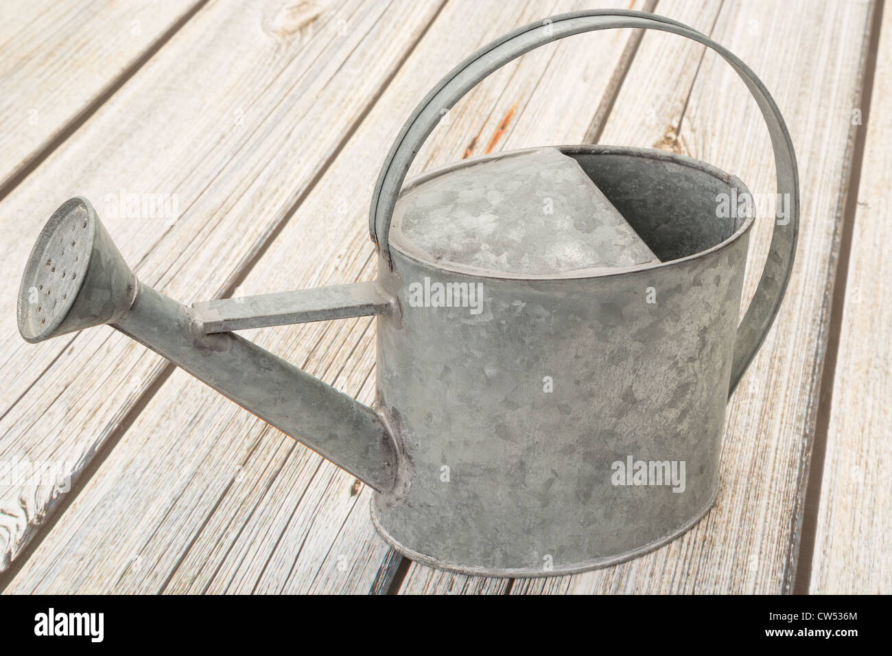 Vieux jeu traditionnel jardiniers arrosoir en métal galvanisé - studio shot Banque D'Images