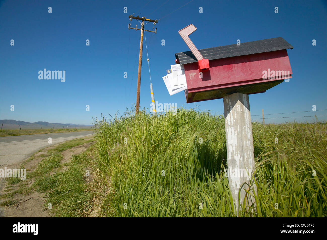 Boîte rouge avec mail affiché, au large de la route près de la vieille route 58 près du Monument National Des Plaines Carrizo, CA Banque D'Images