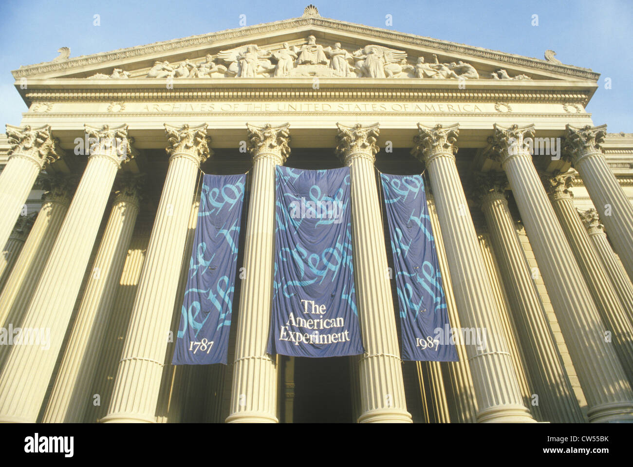 Des banderoles à l'entrée de la National Archives, Washington, D.C. Banque D'Images