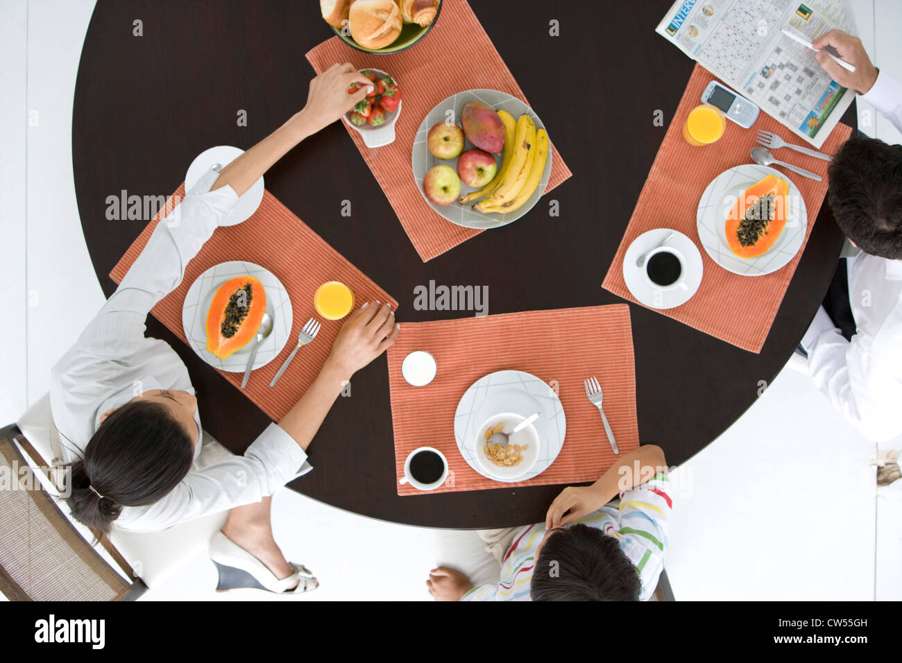 Portrait d'une famille assise à une table et prendre le petit-déjeuner Banque D'Images