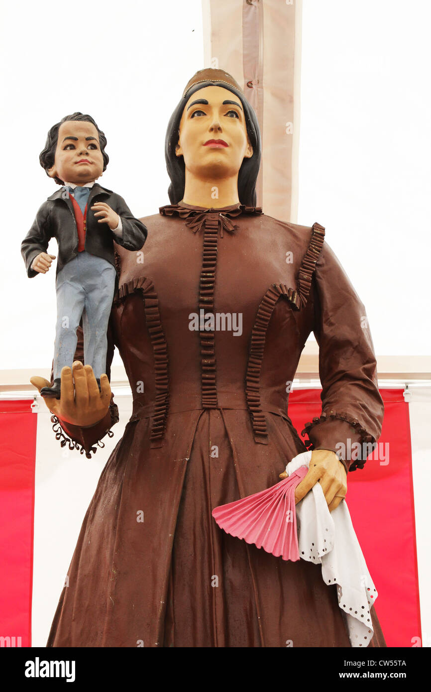 Des statues du général Tom Pouce et Anna Swan au Circus World Museum. Banque D'Images Des statues du général Tom Pouce et Anna Swan au Circus World Museum. Banque D'Images