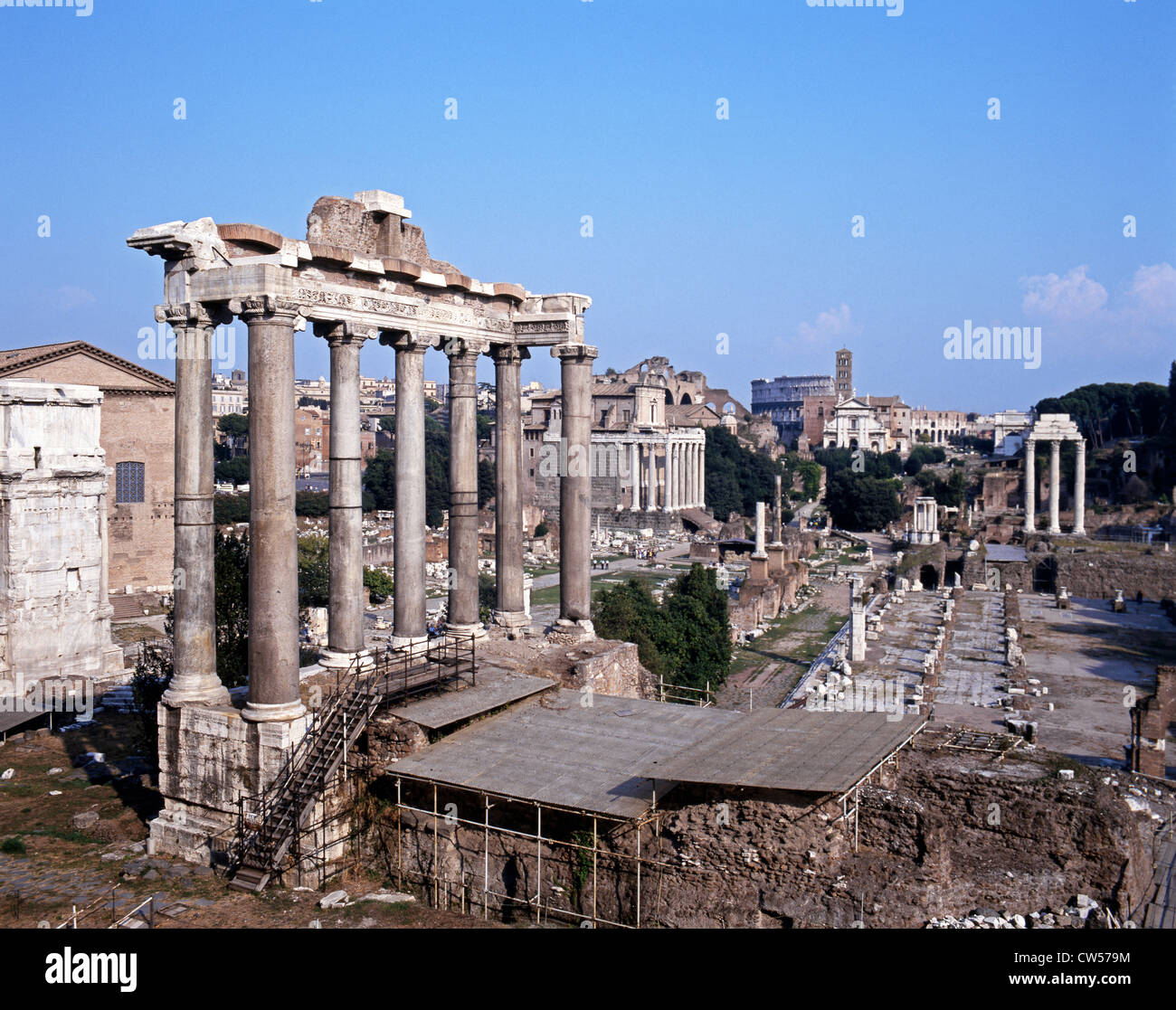 Ruines du Forum romain avec le temple de Saturne dans le premier plan, Rome, Italie, Europe. Banque D'Images