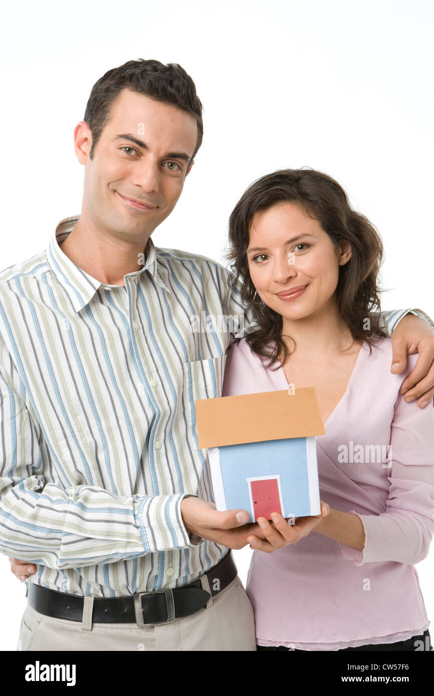 Young couple holding un modèle d'accueil Banque D'Images