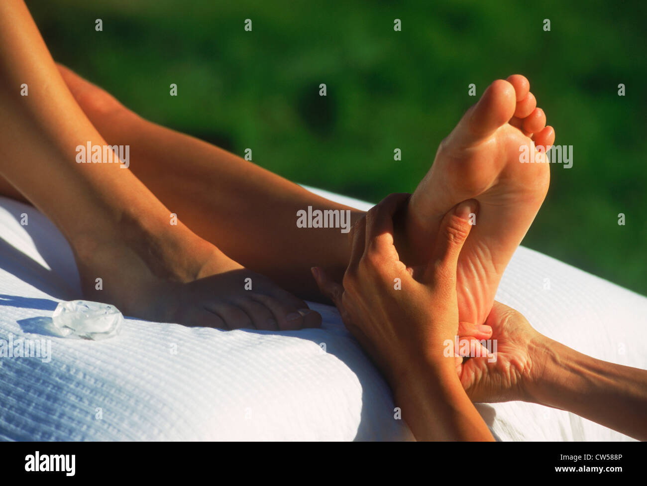 Massage des pieds on outdoor table Banque D'Images