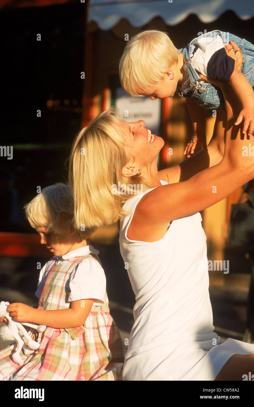 Sur le partage de la famille journée ensoleillée à Stockholm, Suède avec mother holding up son bébé Banque D'Images