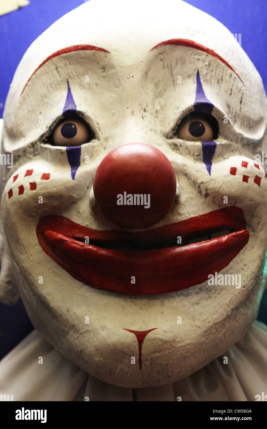 Un gros visage clown blanc statue. Banque D'Images