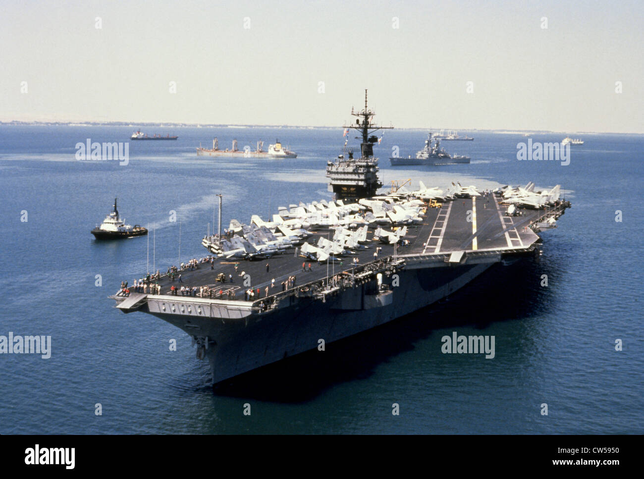 Porte-avions USS John F Kennedy de la voile dans le Grand lac Amer, Canal de Suez, Egypte Banque D'Images