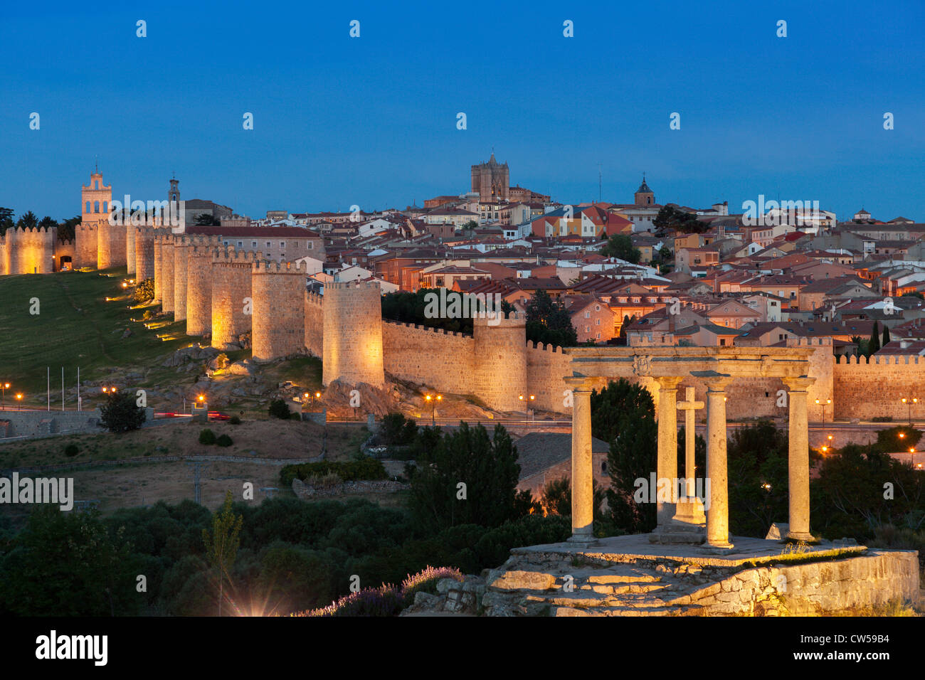 Ville médiévale d'Avila de nuit avec les quatre postes monument illuminé en premier plan, la Castille et León, Espagne, Europe. Banque D'Images