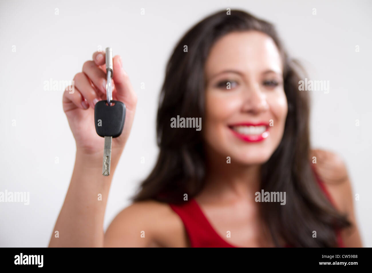 Belle brunette girl isolés une clé de voiture Banque D'Images