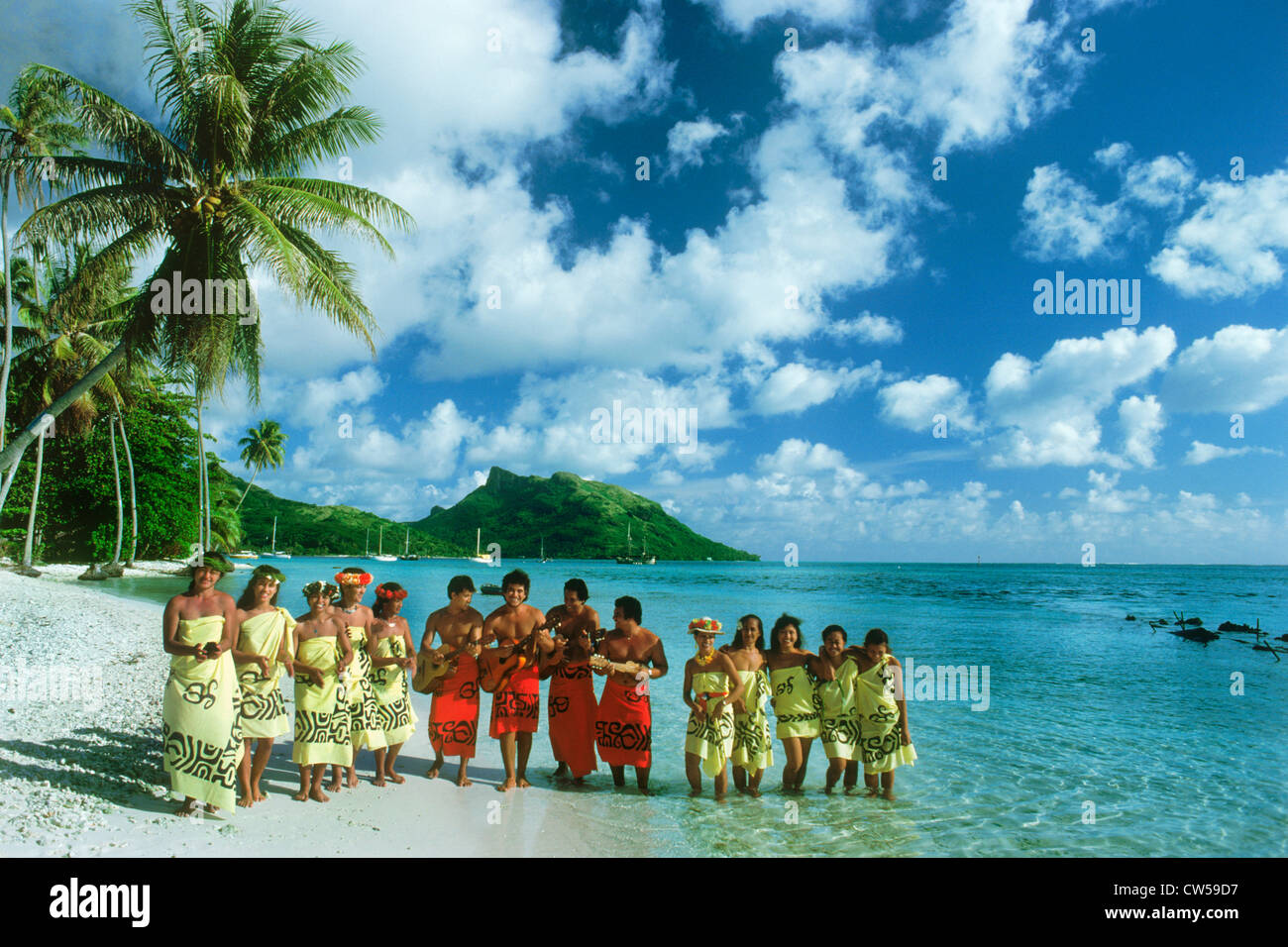 Des hommes et des femmes en robe de couleurs locales, jouant la musique  traditionnelle sur la côte de sable de Bora Bora en Polynésie Francaise  Photo Stock - Alamy