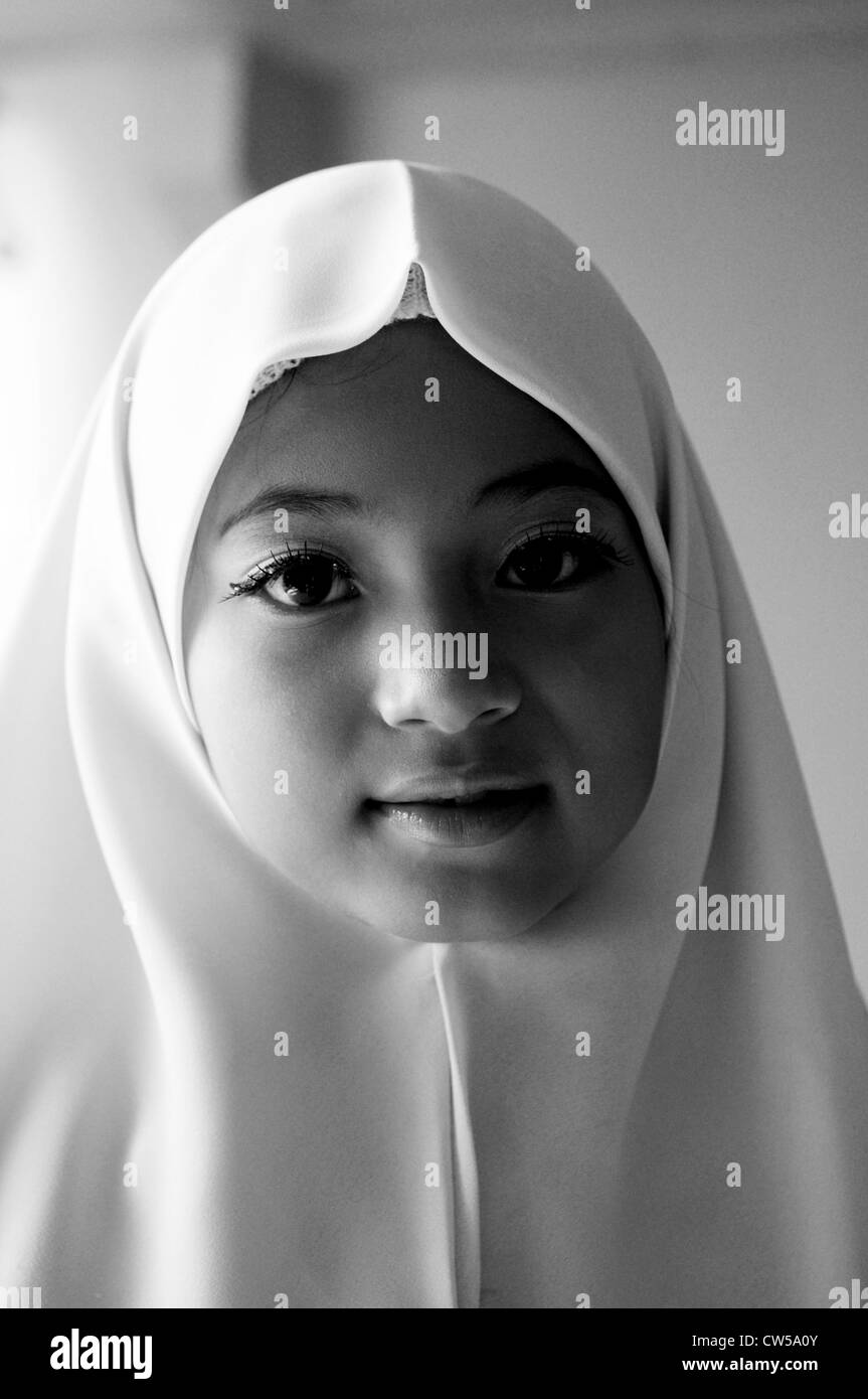 Jeune fille musulmane en vêtements traditionnels et foulard pendant le festival de la mosquée, Bangkok , Thaïlande Banque D'Images