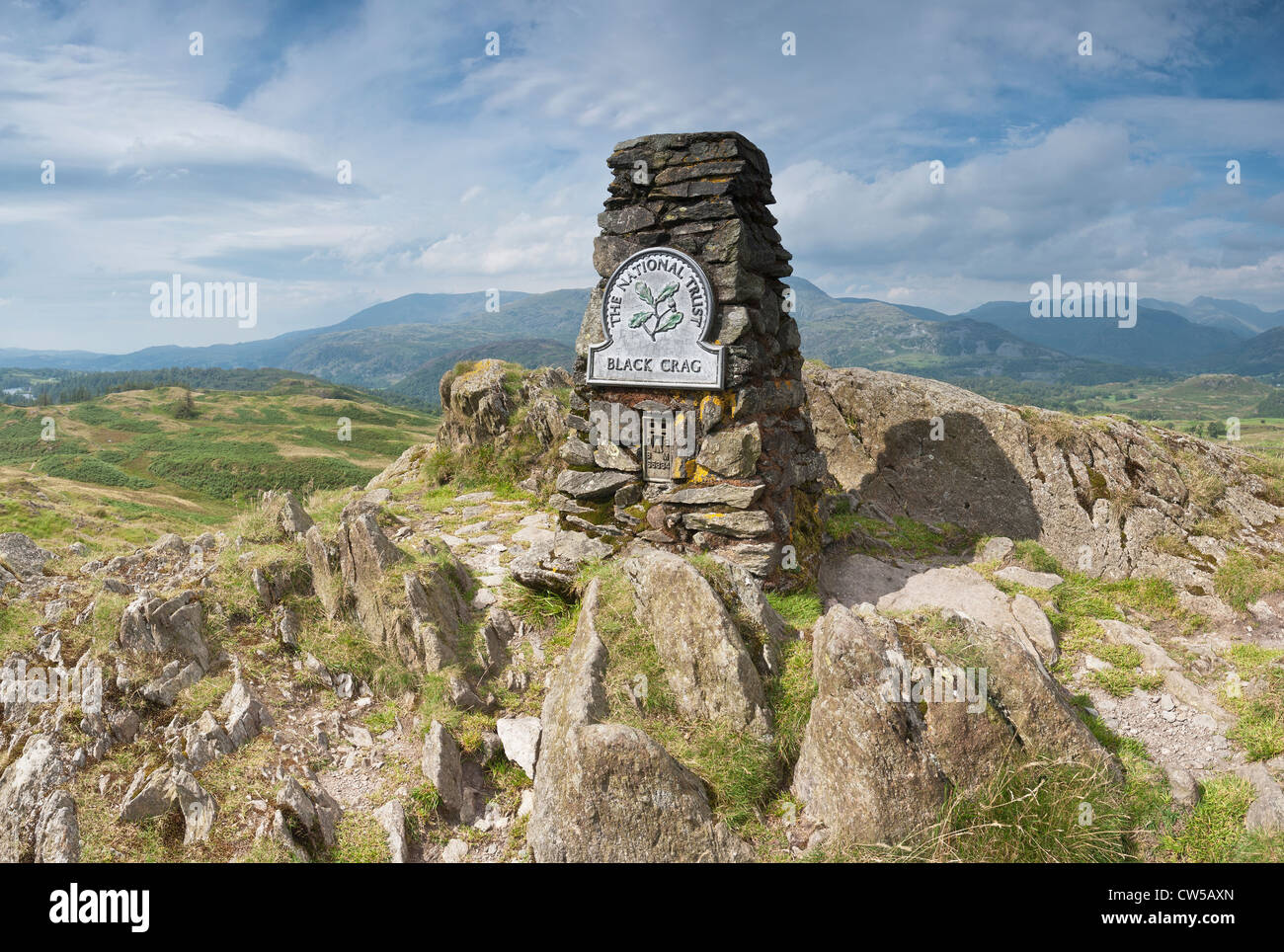 Point sur la colonne Trig sommet du rocher noir (Black Metal) dans le sud du Lake District Banque D'Images