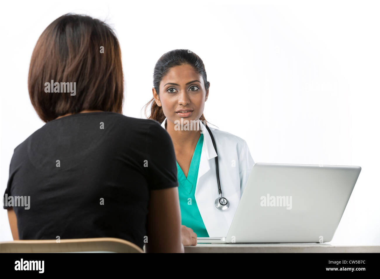 Doctor consulting avec un patient. Banque D'Images