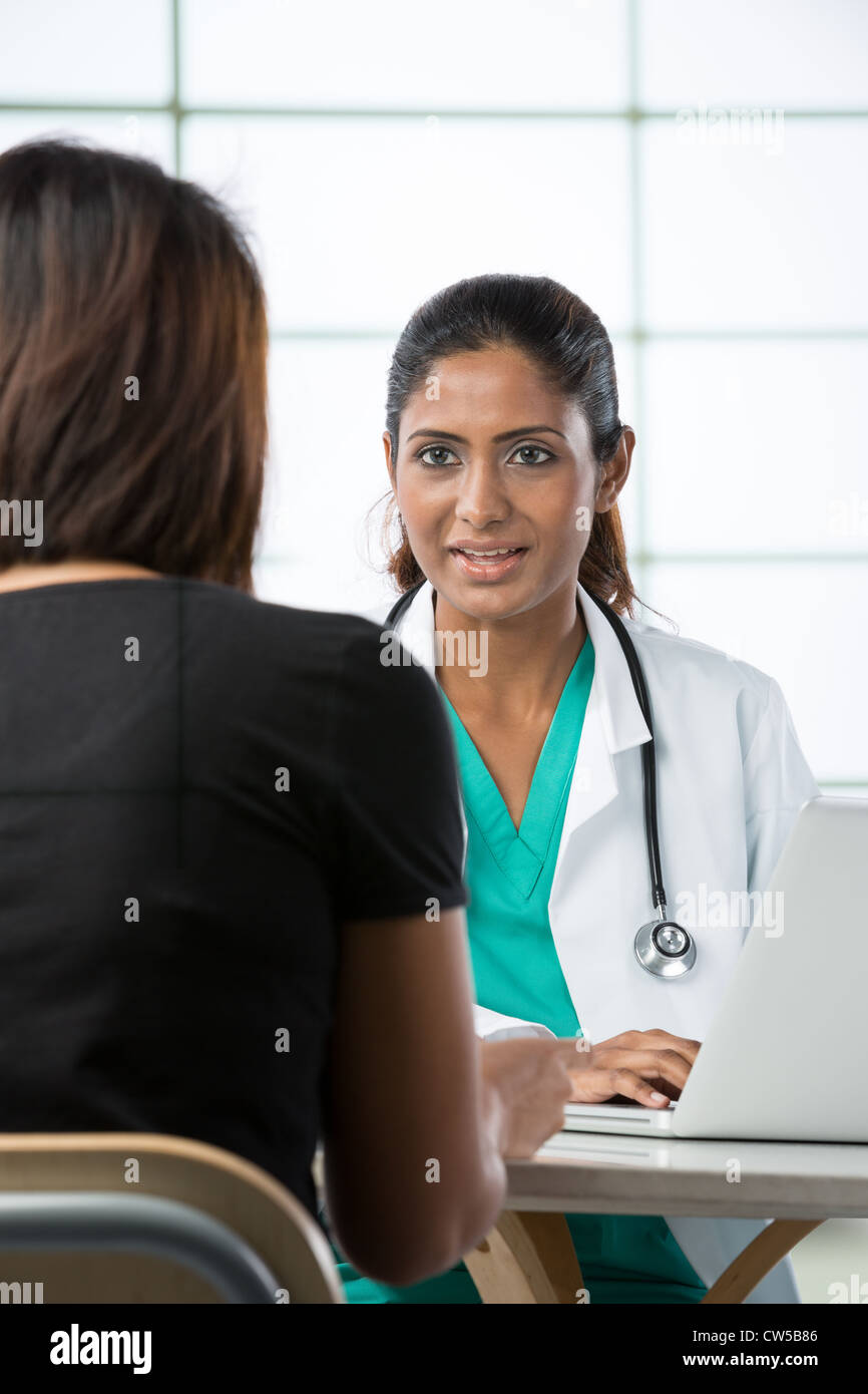 Doctor consulting avec un patient. Banque D'Images