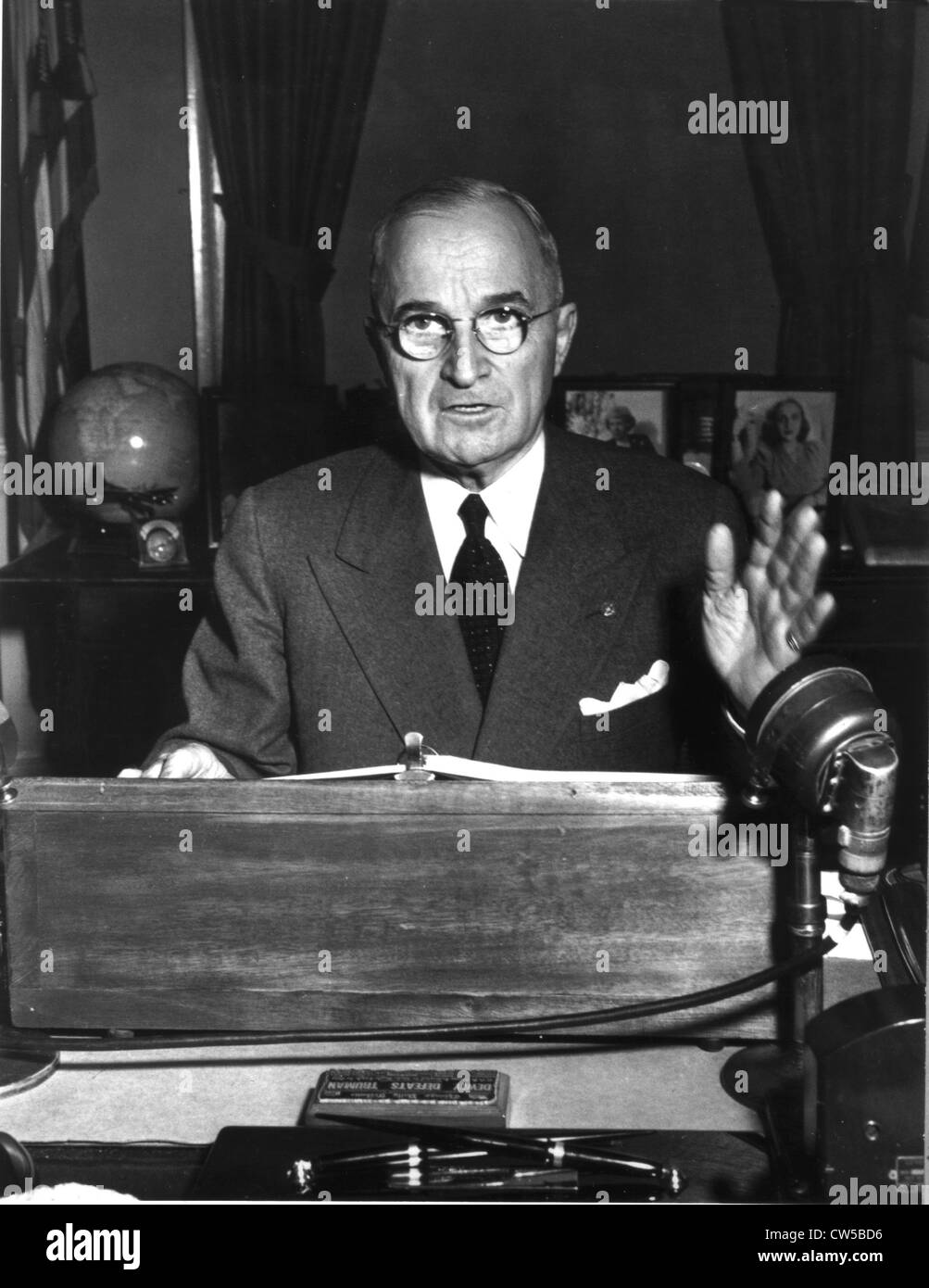 Guerre de Corée, le Président Truman de déclarer l'état d'urgence à la radio Banque D'Images