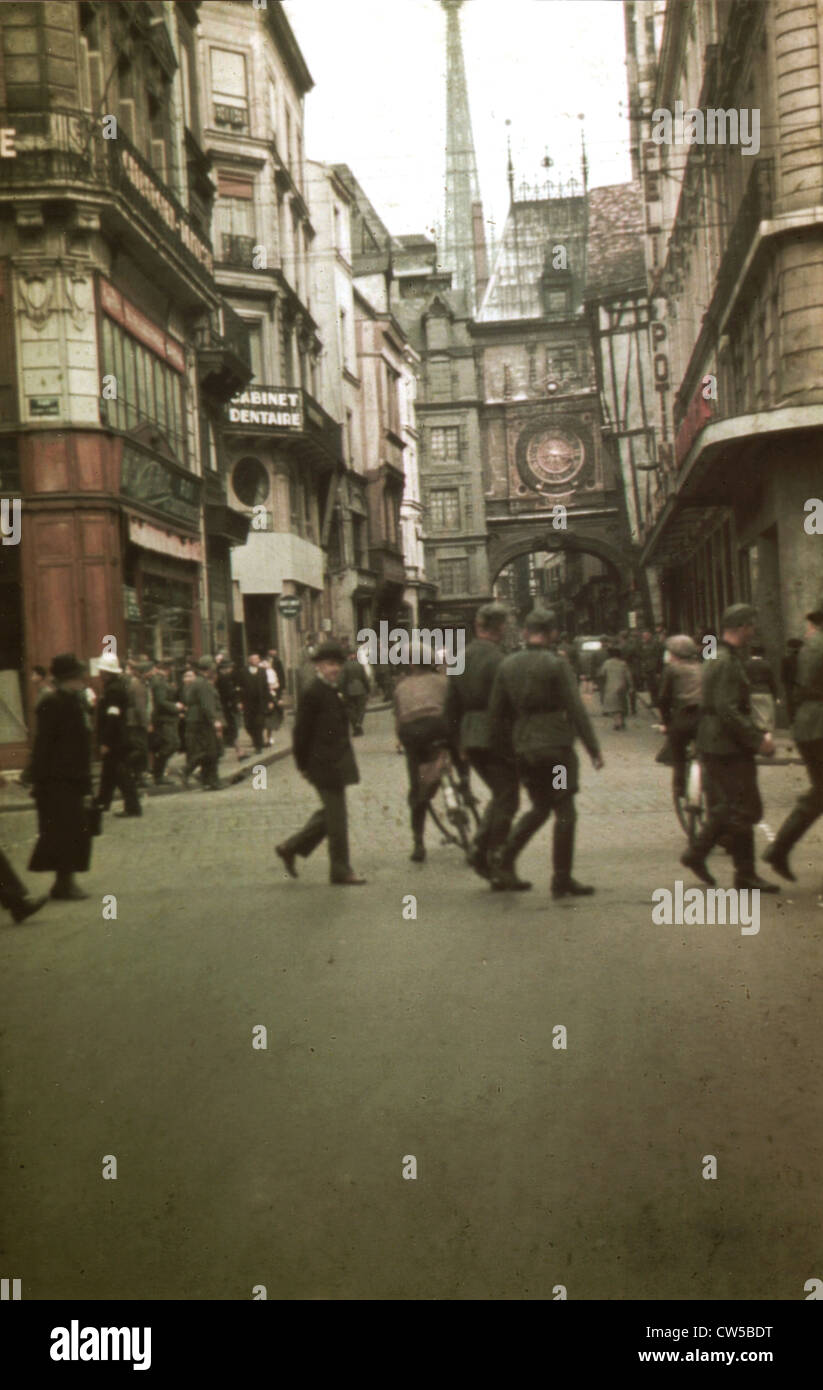 Soldats allemands dans une ville occupée Banque D'Images